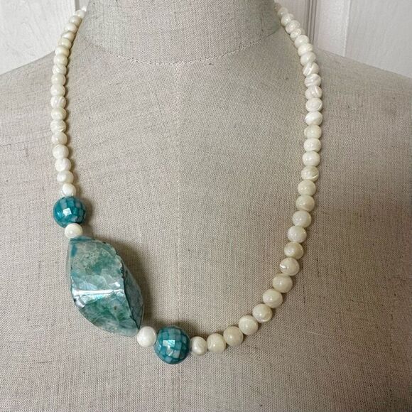 Karla Jordan mother of pearl cream  and blue asymmetrical necklace - Picture 5 of 14
